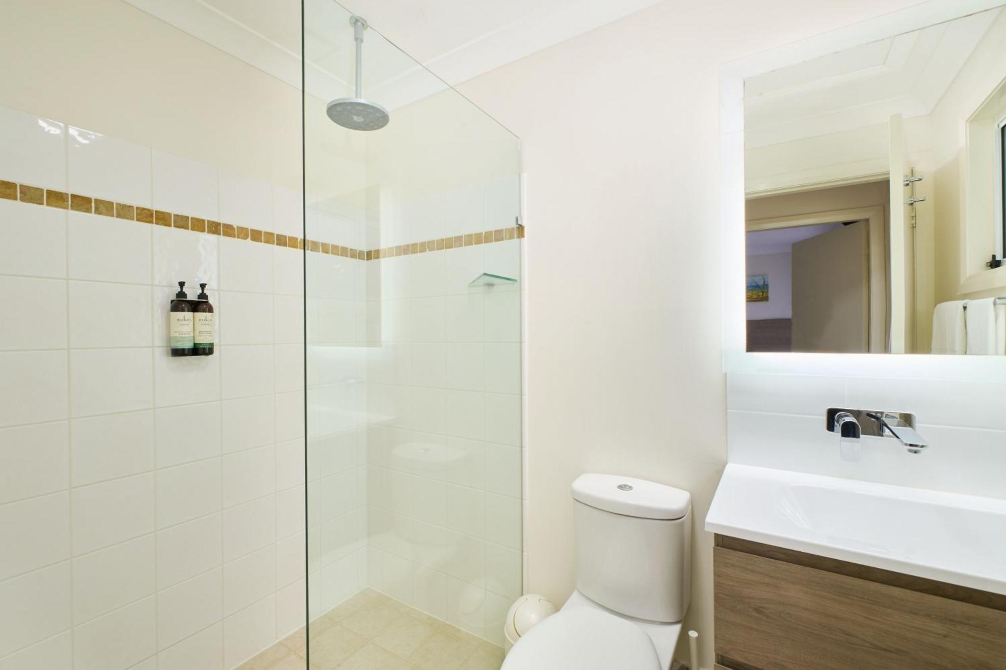 Flynns On Surf Beach Villas Порт Макари Екстериор снимка